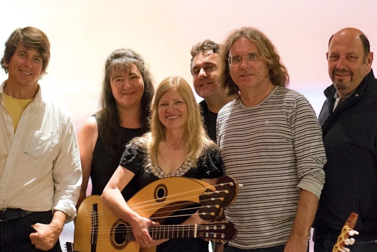 Vereint im Rosengarten (von links): Fotokünstler Bryan Allen, Claudia Kisslinger (Ton-Art-Studio), Muriel Anderson, Oliver Alexander und Hans Köhl (beide Donnerwetter Musik) sowie Presse-P...