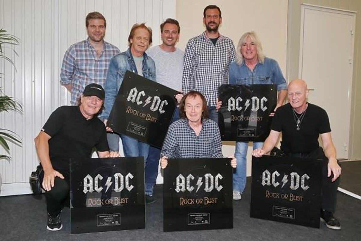 8d1075e1b1b0a441b186379ecab721ccdaa629520b94dce3e1858ea3abef6fcf Bei der Edelmetall-Verleihung (hinten, von links): Stefan Hochwallner (Director Sales & Business Development Sony Music Austria), Stevie Young (AC/DC), Dietmar Lienbacher (Divison Head Son...