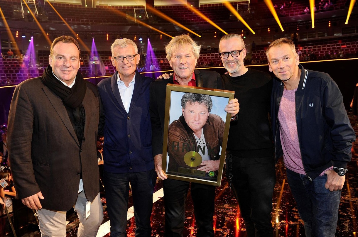 Bei der Award-Übergabe in der Dortmunder Westfalenhalle (von links): Holger Kurschat (Manager), Jörg Hellwig (Managing Director Electrola), Bernhard Brink, Marco Lobach (Director A&R Elect...
