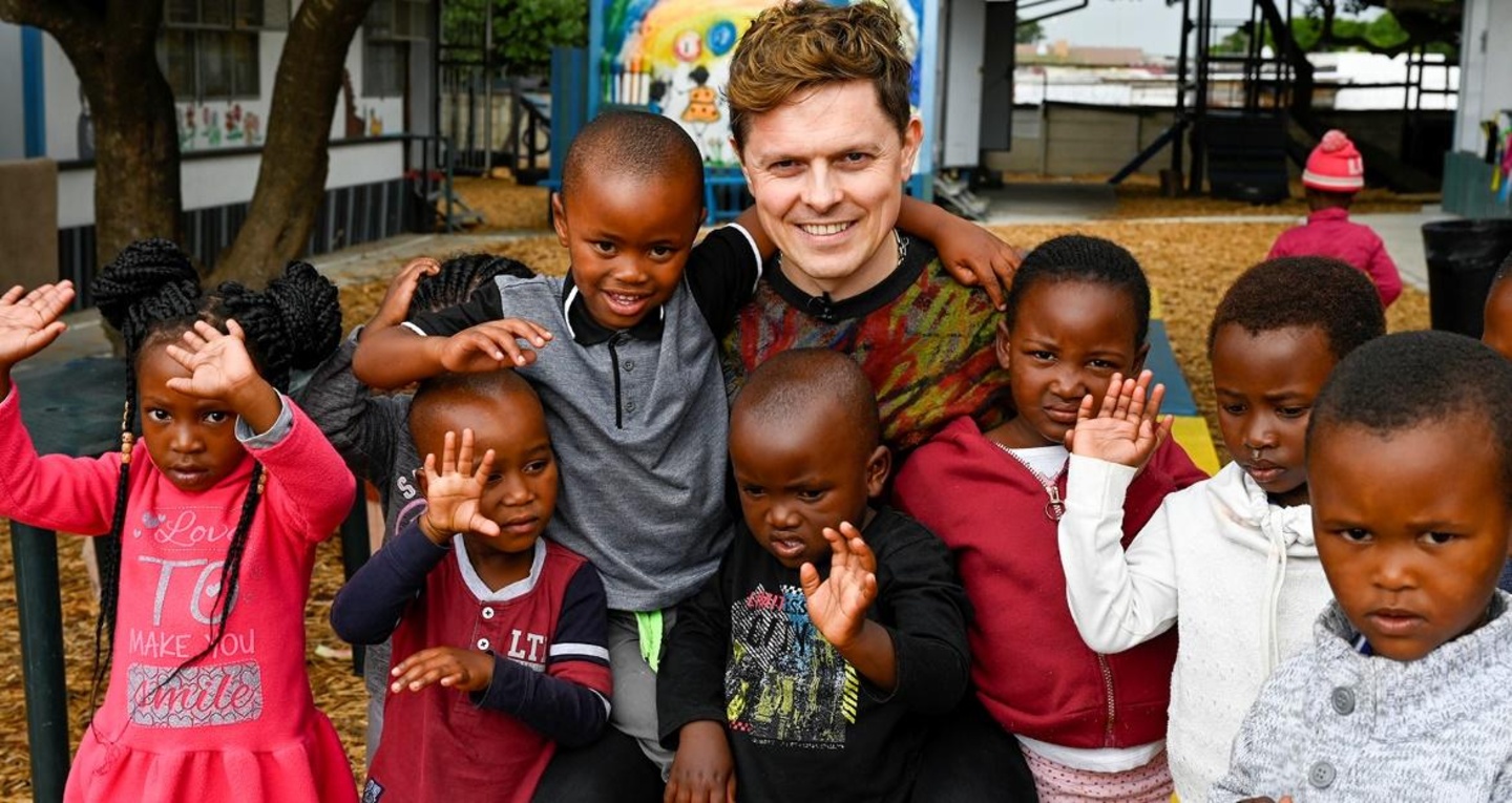 Hoffen auf viele Spenden: Michael Patrick Kelly und Kinder aus dem Kindergarten im Township Masakhane