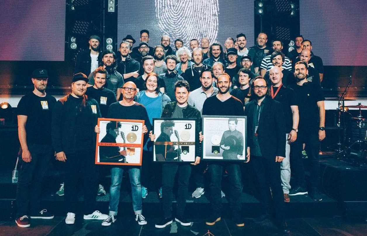 Bei der Preisverleihung in München: Michael Patrick Kelly (unten Mitte) mit Andreas Kappel (Director A&R Columbia, untere Reihe, dritter von links) und Pino Brönner (Bam Bam Music, untere ...