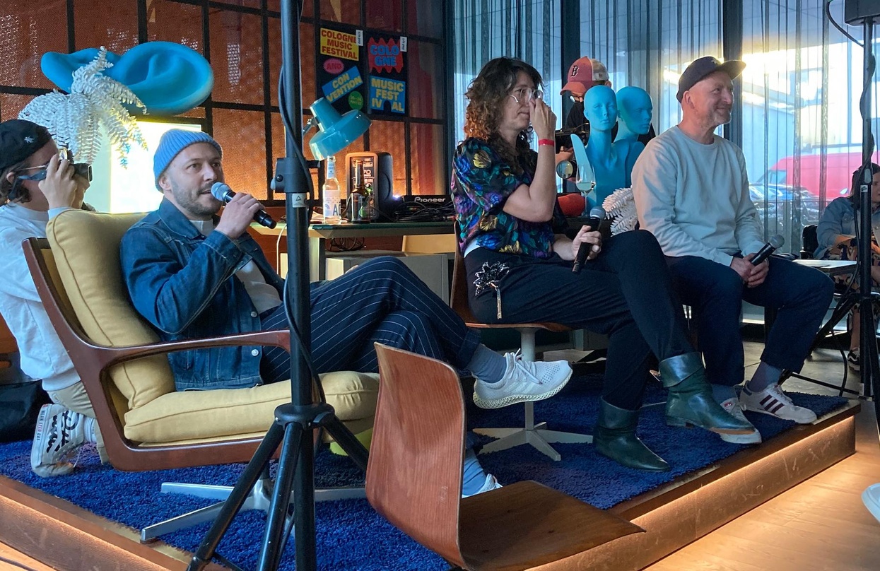 Machten am Eröffnungsabend zumindest kurz Frontalbespaßung, bevor es dann ans Networking ging (von links): Moderator Tilmann Köllner, Festivalleiterin Elke Kuhlen und Ralph Christoph, Dire...
