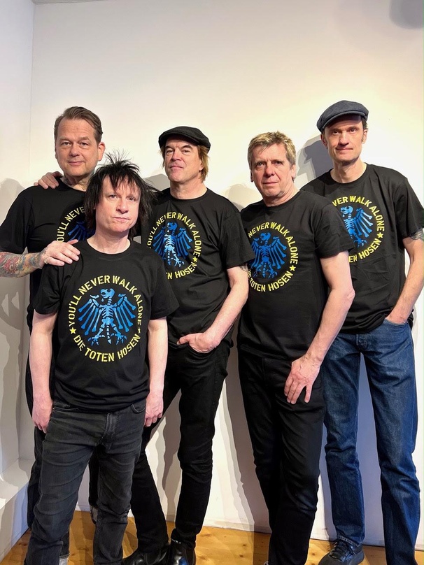 Tragen ihr T-Shirt mit dem Motto "You'll Never Walk Alone": Die Toten Hosen