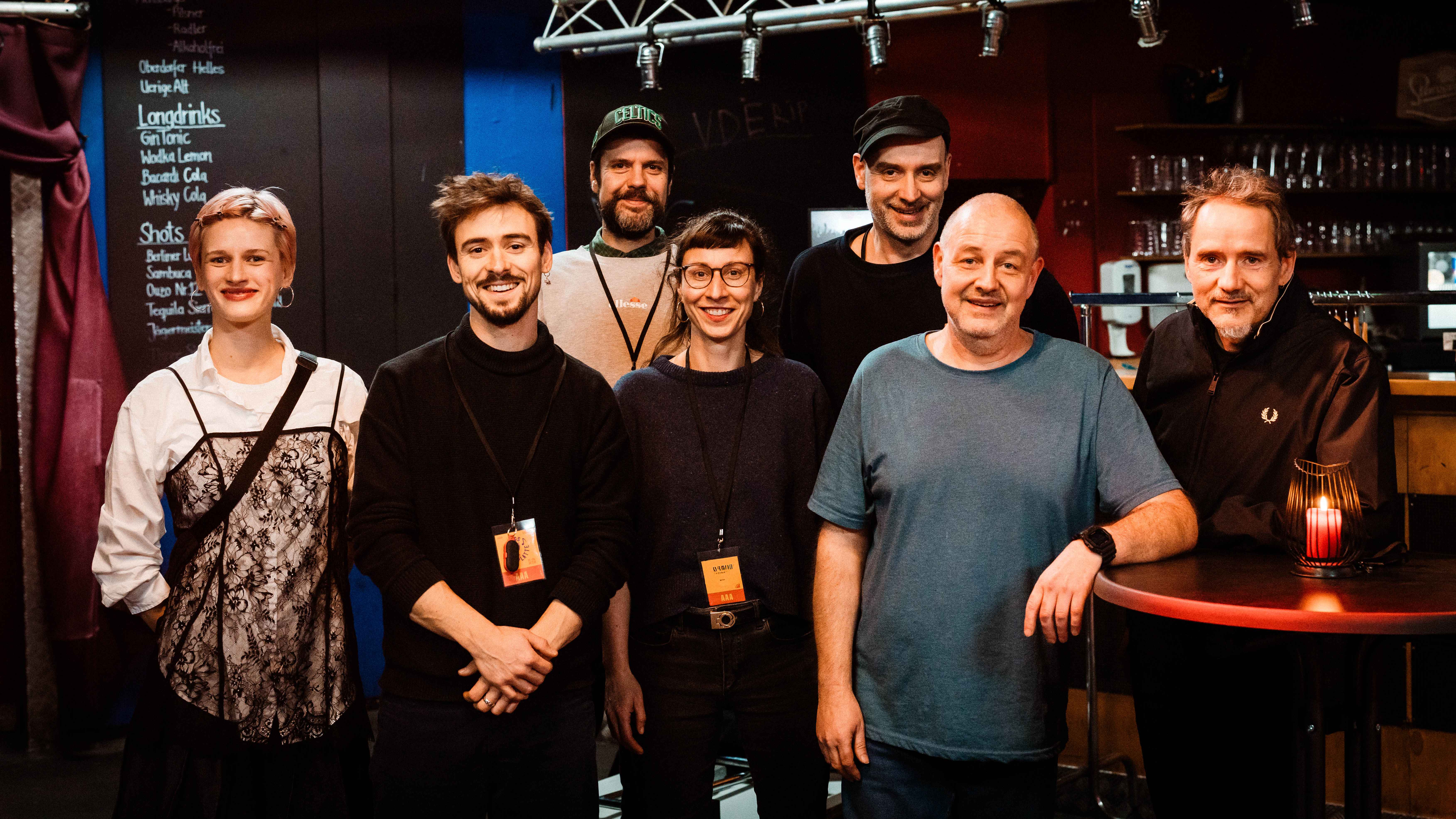 Zusammen bei der Lieblingsplatte (von links): (hinten) Bastian Küllenberg (Social Media & Festivaldoku), Textor (Kinderzimmer Productions) sowie (vorn) Kira Hummen (Musikplanung zakk), Nik...