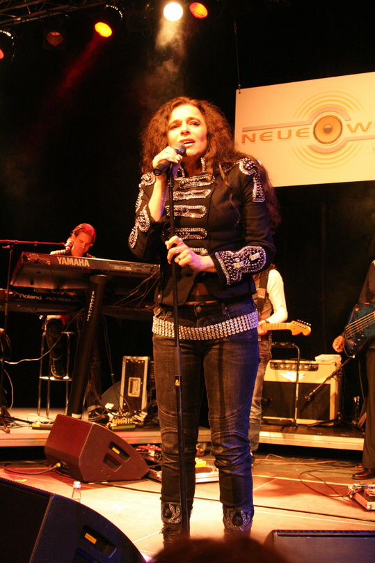 Kommt im Streit um Songs der der früheren Jule Neigel Band nicht voran: Julia Neigel, hier auf der Bühne bei der Neuen Welle 2011