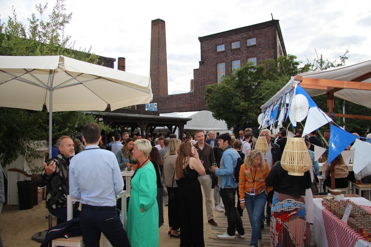 Feierten wieder wie früher auf dem Badeschiff: die Branchengäste beim Semmel-Sommerfest 2022