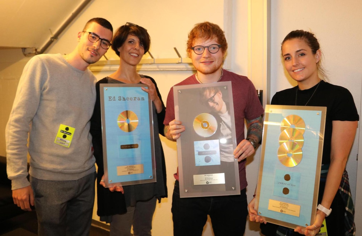 Feierten in Zürich (von links): Alex Kolovelonis (PR/Brand Manager Warner Music Switzerland), Stefania Lorenzetto (Managing Director Marketing Warner Music Switzerland), Ed Sheeran und Nat...