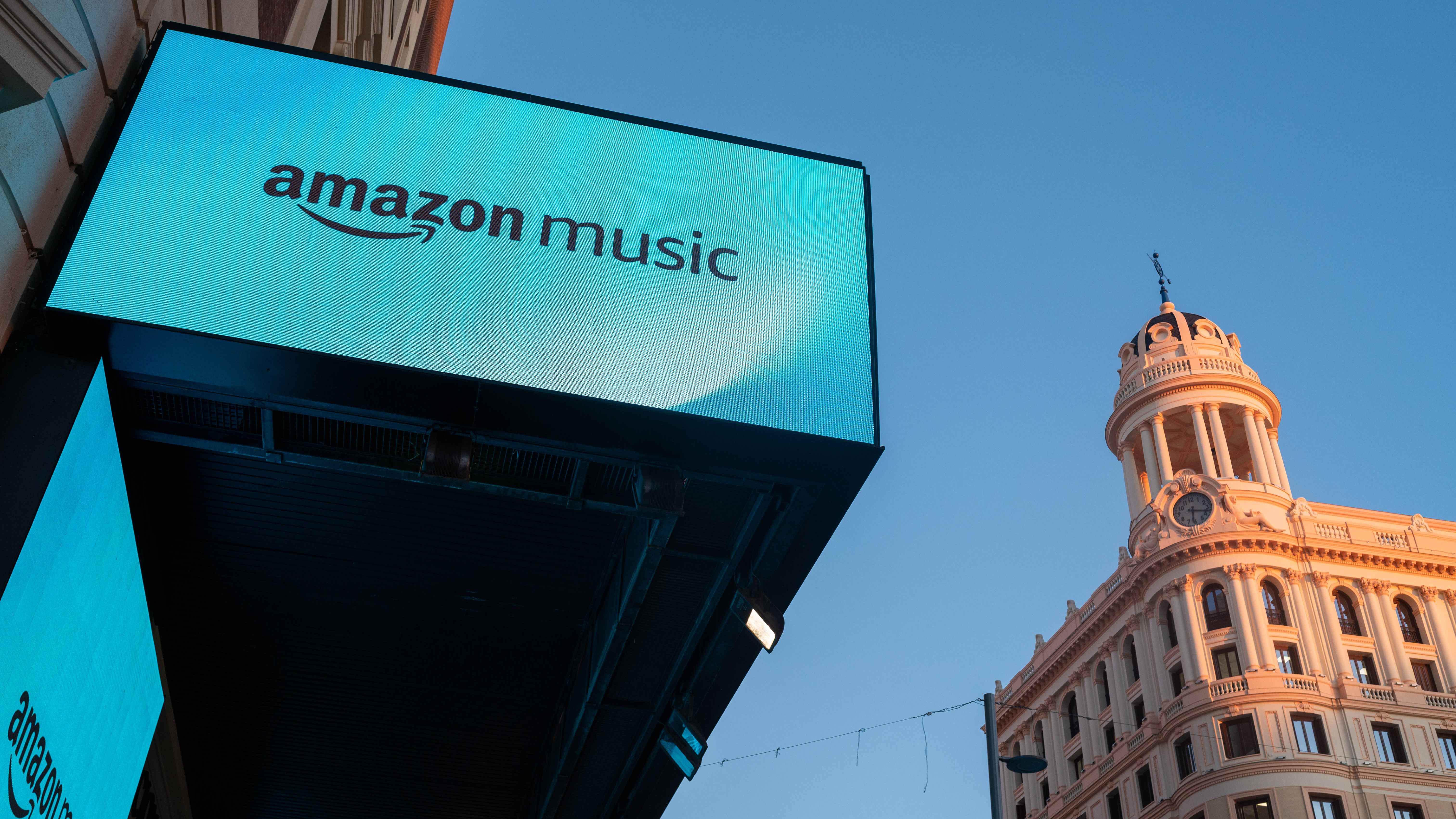 Passte seine Tantiemenregelung an: Amazon Music, hier mit Displays in Madrid.