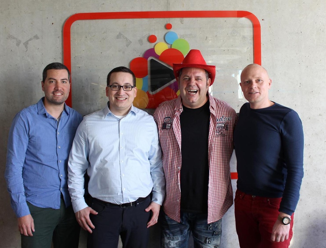 Freuen sich auf die künftige Zusammenarbeit (von links): Fabian Zey (Director Legal & Business Affairs Sony Music Entertainment), Moritz Andersen (freestage), Markus Becker und Bent Schöne...