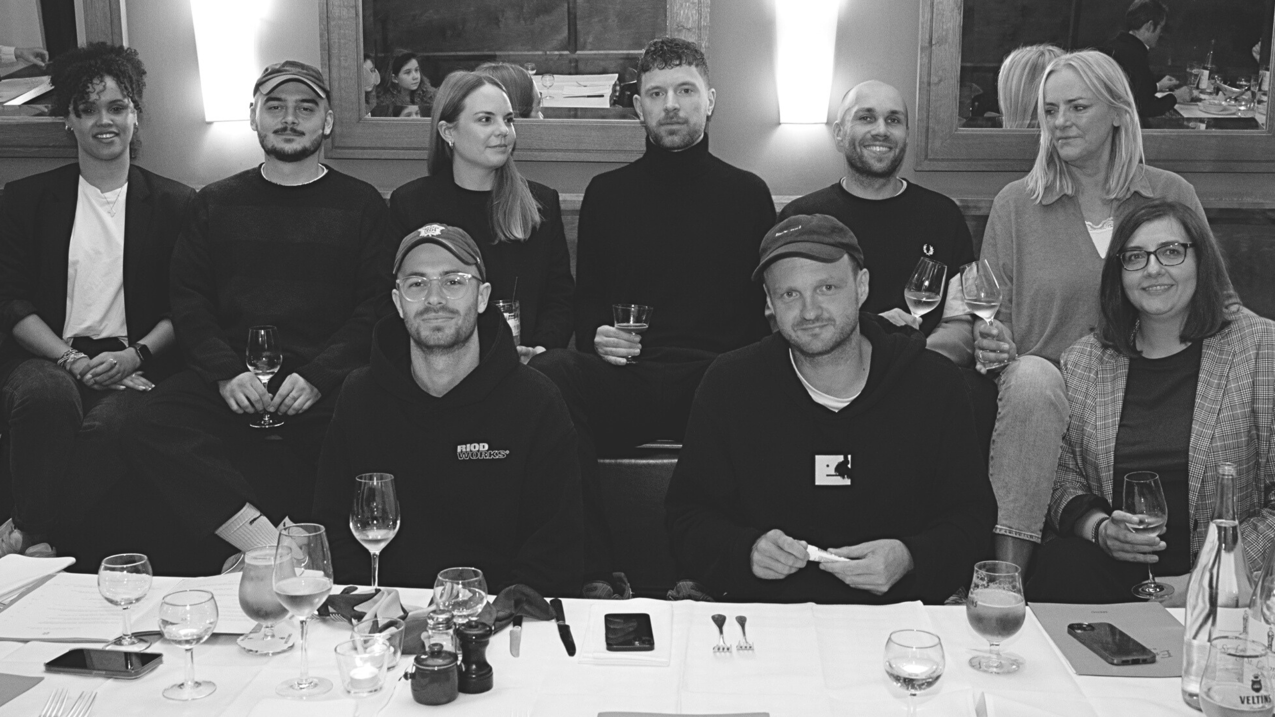 Arbeiten nun zusammen (hinten, von links) Nicki Kariuki (Manager A&R Coordination Epic Records), Marvin Karabuz (Senior Product Manager Epic Records), Anni Barsoe (Head of A&R Epic Records...