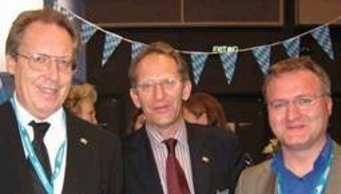 Zufrieden (v.l.n.r.): Frank Burbach (deutscher Generalkonsul in Hong Kong), Nik Nachtsheim von Bayern International und VUT-Süd Labelaratsprecher Jürgen Enninger