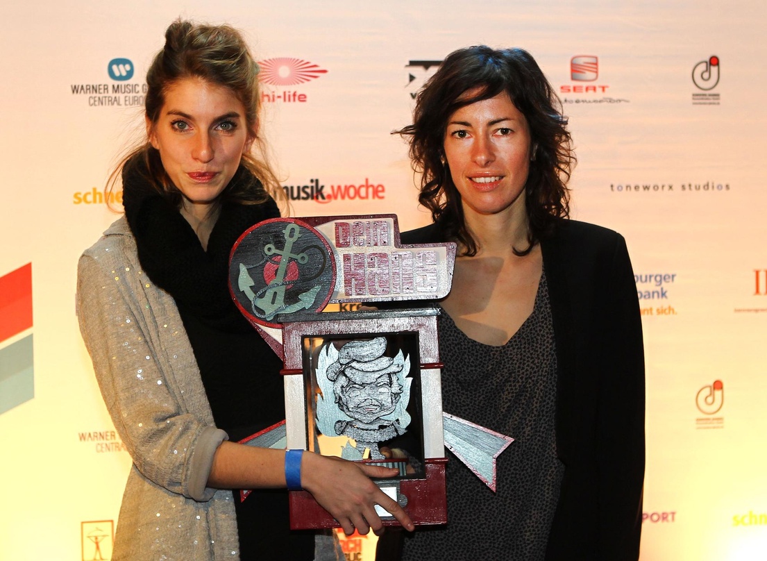 Bereits 2011 erstmals mit dem Hans ausgezeichnet: Valeska Steiner und Sonja Glass (rechts) von Boy mit der Hans-Trophäe in der Nachwuchskategorie