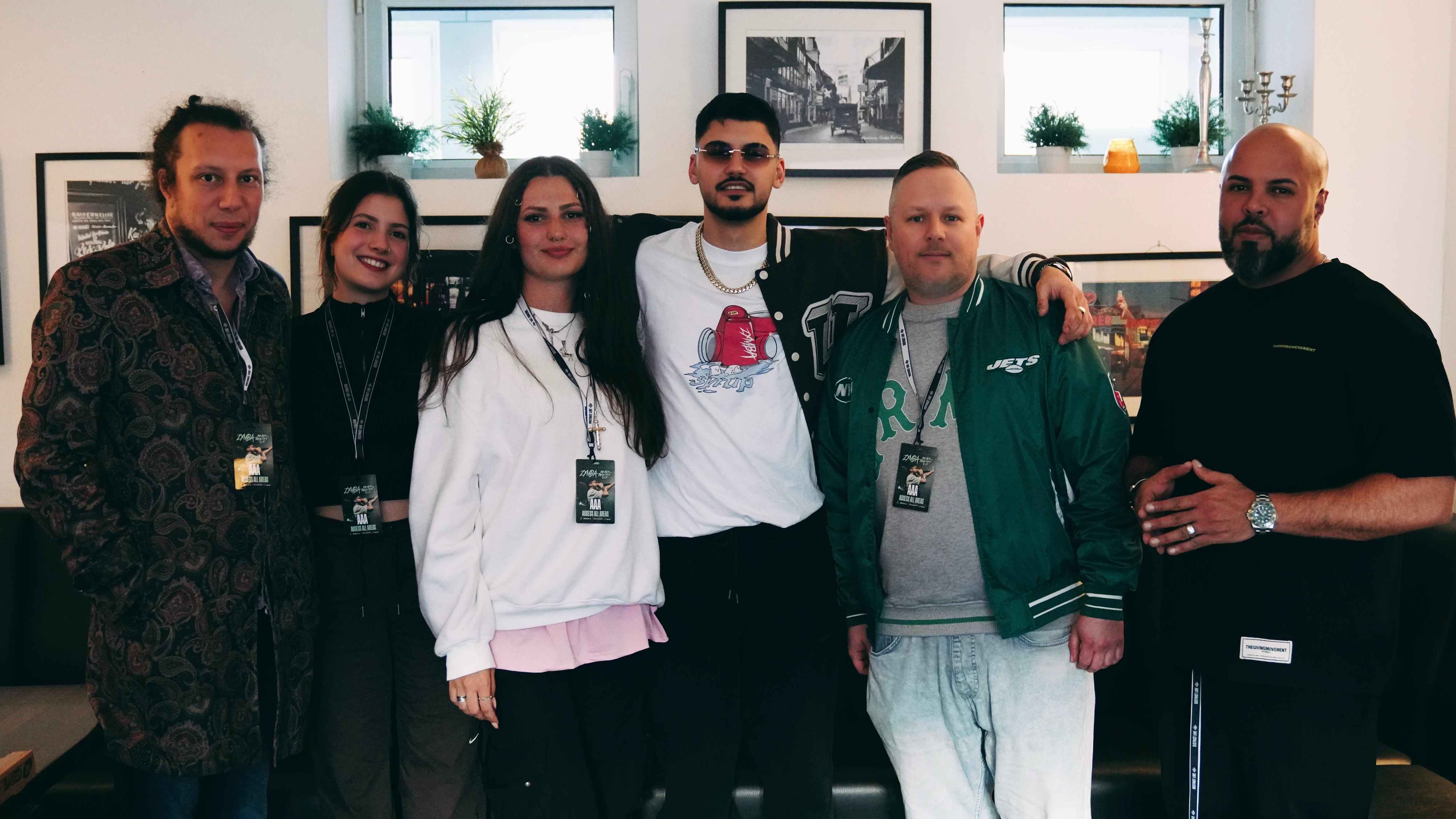 Besiegeln die fortgesetzte Kooperation (von links): Martin Lanzerath (VP A&R und Head Of Label, Vertigo Berlin/Capitol), Buse Karaalioglu (Project Coordination Manager, Vertigo Berlin/Capi...