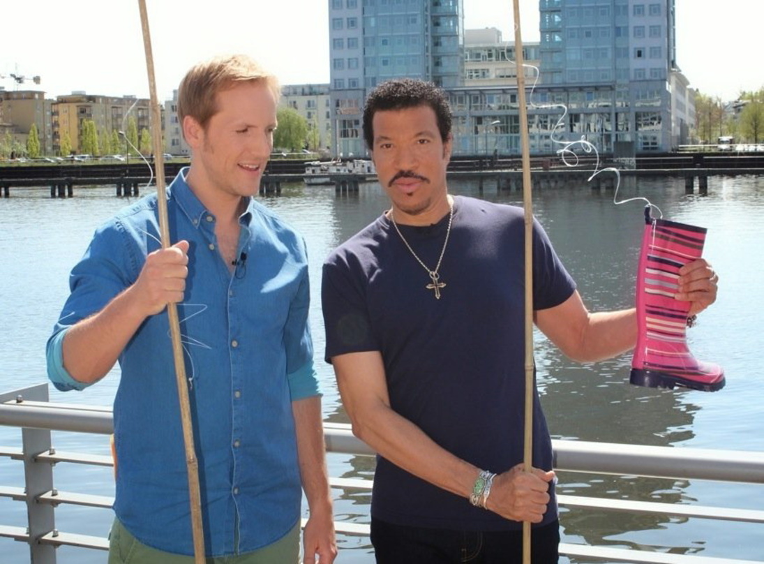 Zur Veröffentlichung seines neuen Albums "Tuskegee" am 27. April stattete Lionel Richie dem Sat.1-Frühstücksfernsehen einen Besuch ab. Der Angelausflug mit Moderator Jan Hahn an die Spree ...