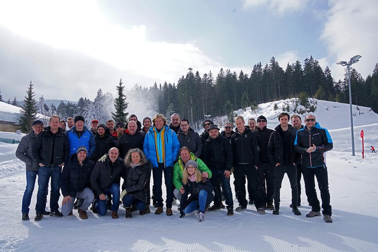 Bei den Proben in Leutasch: das Team um Hansi Hinterseer (Mitte) mit (rechts hinter Hinterseer) Andreas Rescheneder (Künstlermanagement/Director Theater & Konzertproduktion System-Provider...