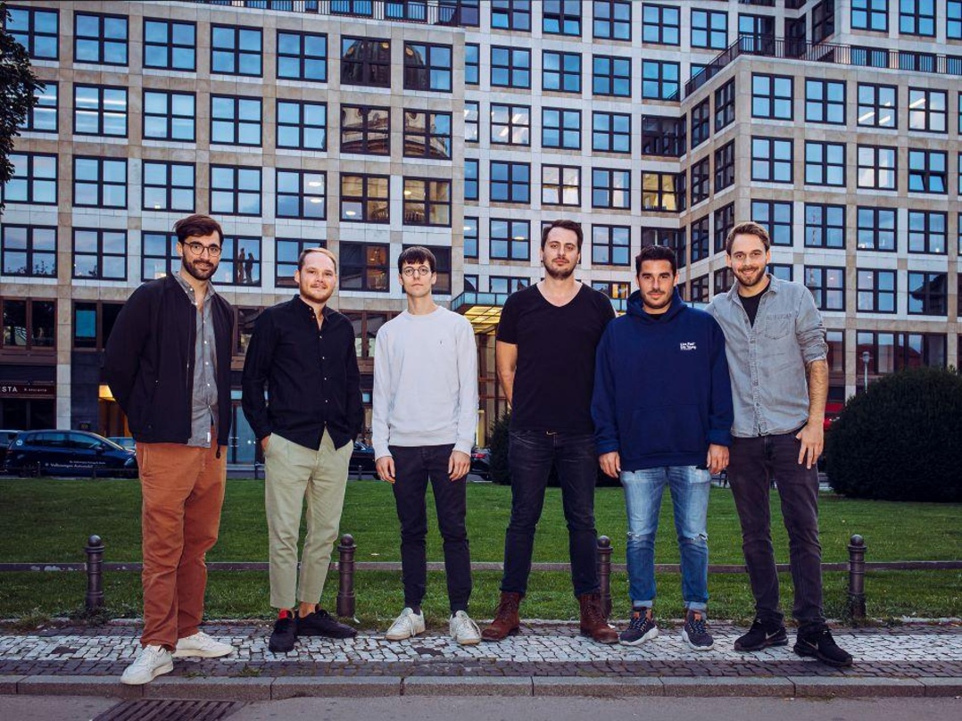 Machten die Partnerschaft perfekt (von links): Maximilian Kolb, Marc Johlen, Jens Schneider, Jules Kalmbacher, Moritz Schunk und Florian Schrödter