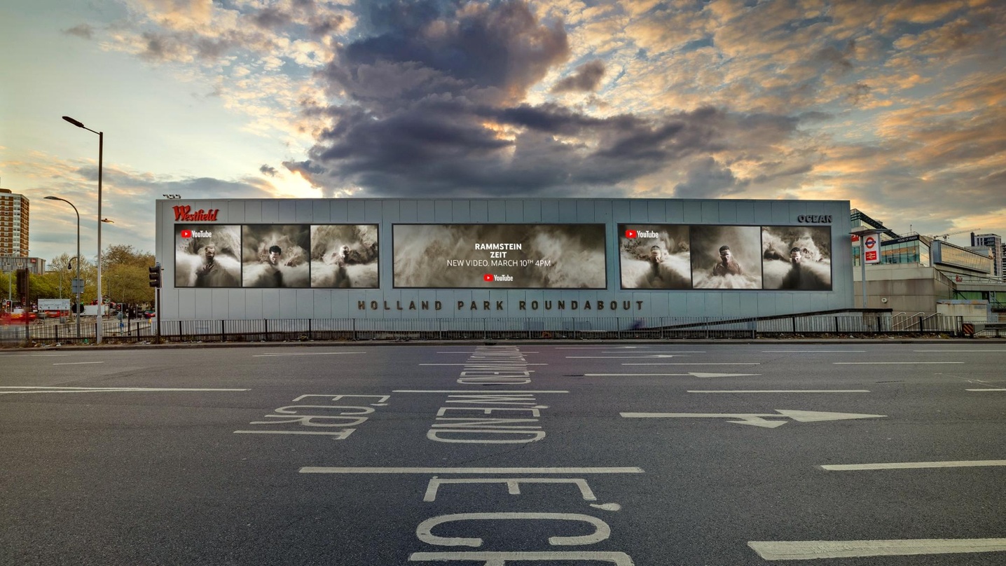 Wirbt für Rammstein: ein Billboard am Holland Park Roundabout in London