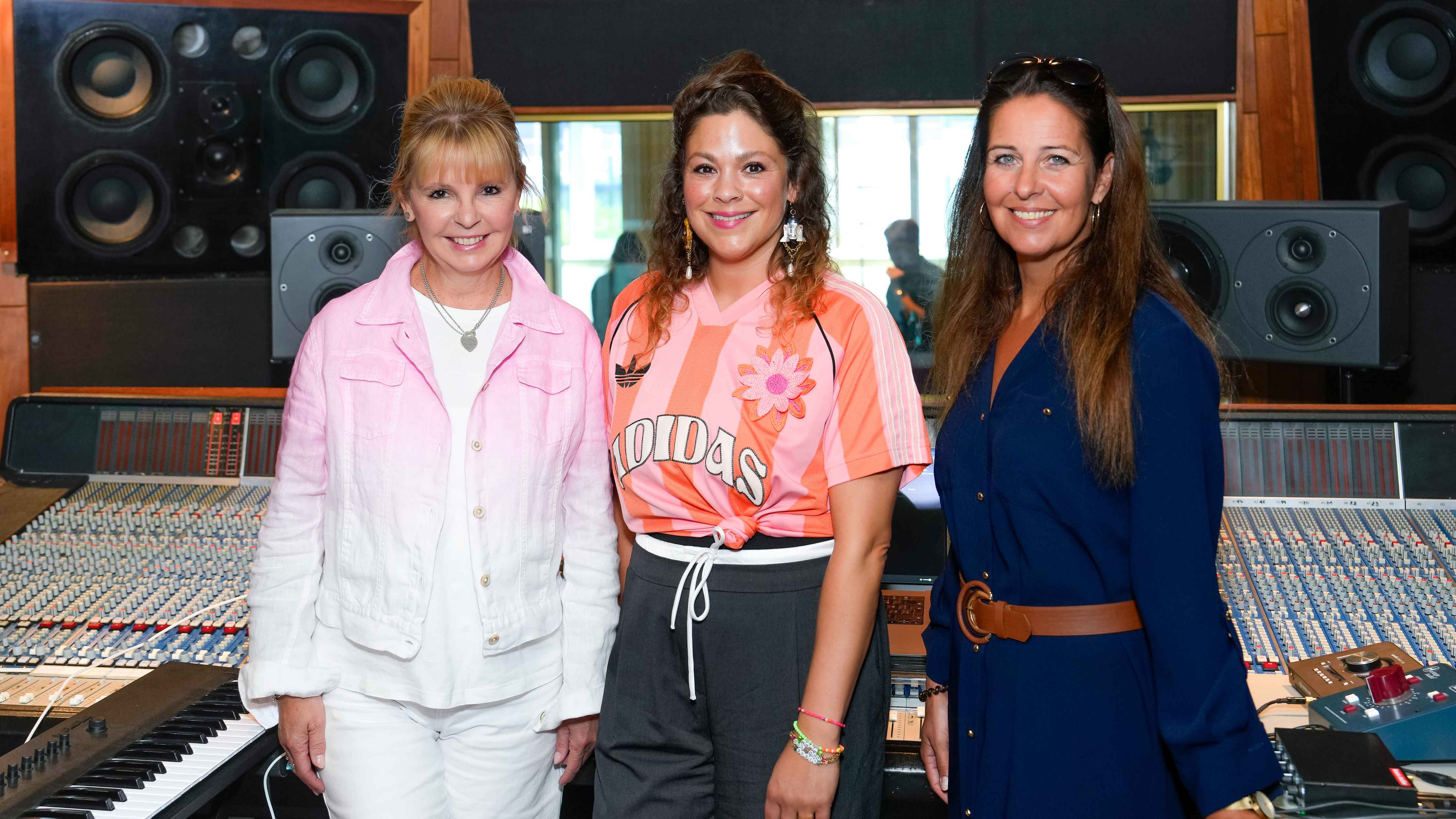 Trafen sich zur Vertragsunterzeichnung in den Hansa Studios: Kirsten Meisel (Geschäftsführerin Meisel Music), Fidi Steinbeck und Ina Wiens (Copyright-/Creative Manager Meisel Music).