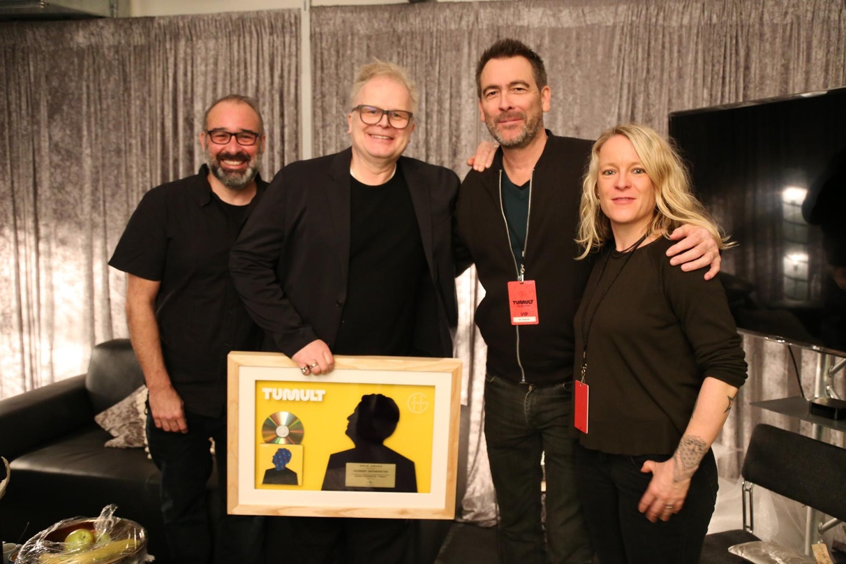 Feierte mit Gold: Herbert Grönemeyer (zweiter von links) mit seinem Team von Universal Music Switzerland.