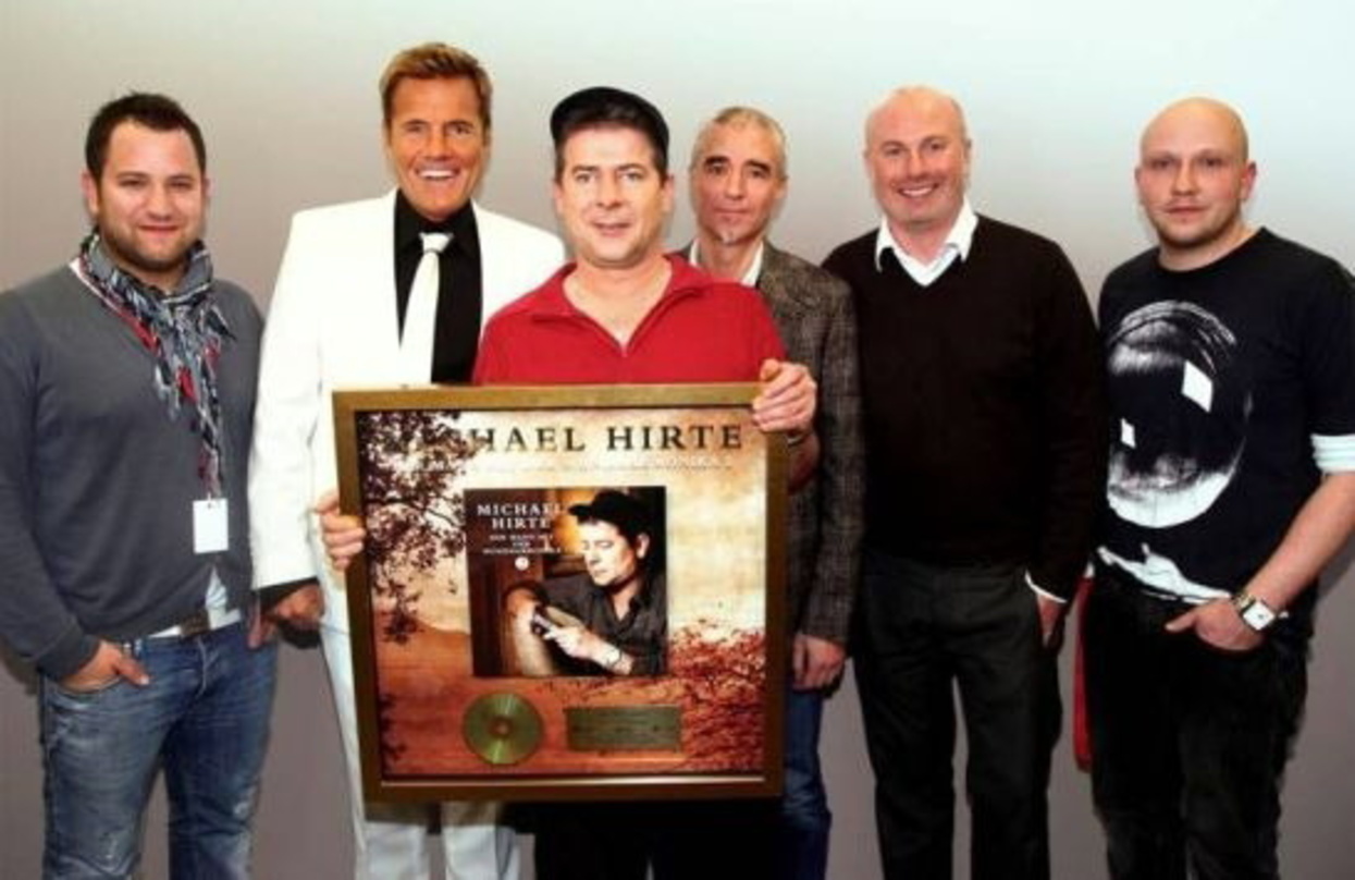 Goldene Überraschung: Sony Music und Michael Hirte||Zur Edelmetallverleihung trafen sich (v.l.n.r.): Patrick von Strenge (Director Marketing Columbia Deutschland), Dieter Bohlen, Michael H...