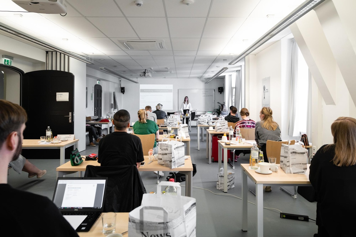 Mit Mindestabstand im Seminar sitzen: Teilnehmer der Music Business Summer School 2020 in der Hamburg Media School