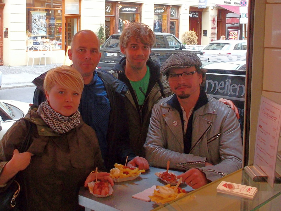 Besiegelten ihre Zusammenarbeit bei Currywurst (von links): Lennart A. Salomon, BMG und Smarten-up
