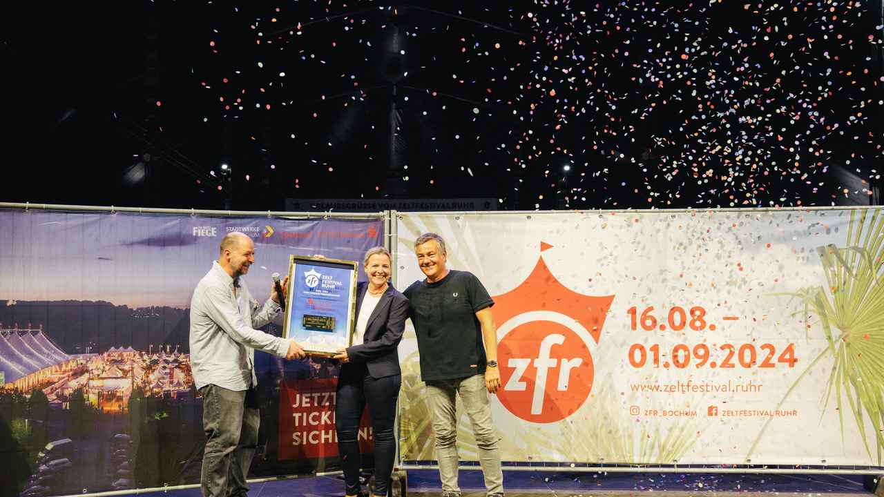 Posieren mit der Zwei-Millionen-Auszeichnung (von links): Heribert Reipöler (Geschäftsführer ZFR), Yvonne van den Hövel-Meyer (Sparkasse Bochum) und Lukas Rüger (Geschäftsführer ZFR).