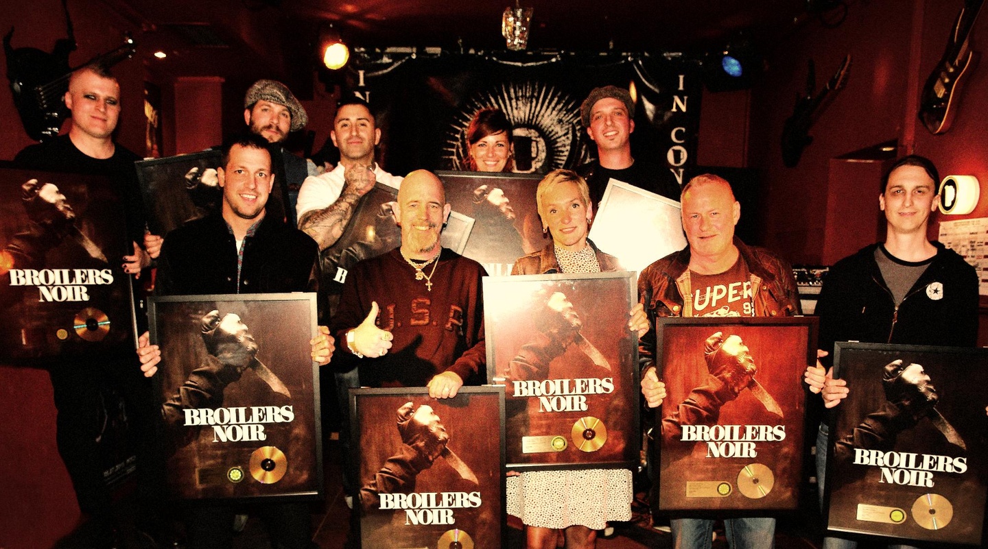 Bei der Gold-Verleihung (hinten, von links): Ron Hübner, Andi Brügge, Sammy Amara, Ines Maybaum und Chris Kubczak (alle Broilers) sowie (vorn) Tourveranstalter Timo Birth (Kingstar), Bandm...