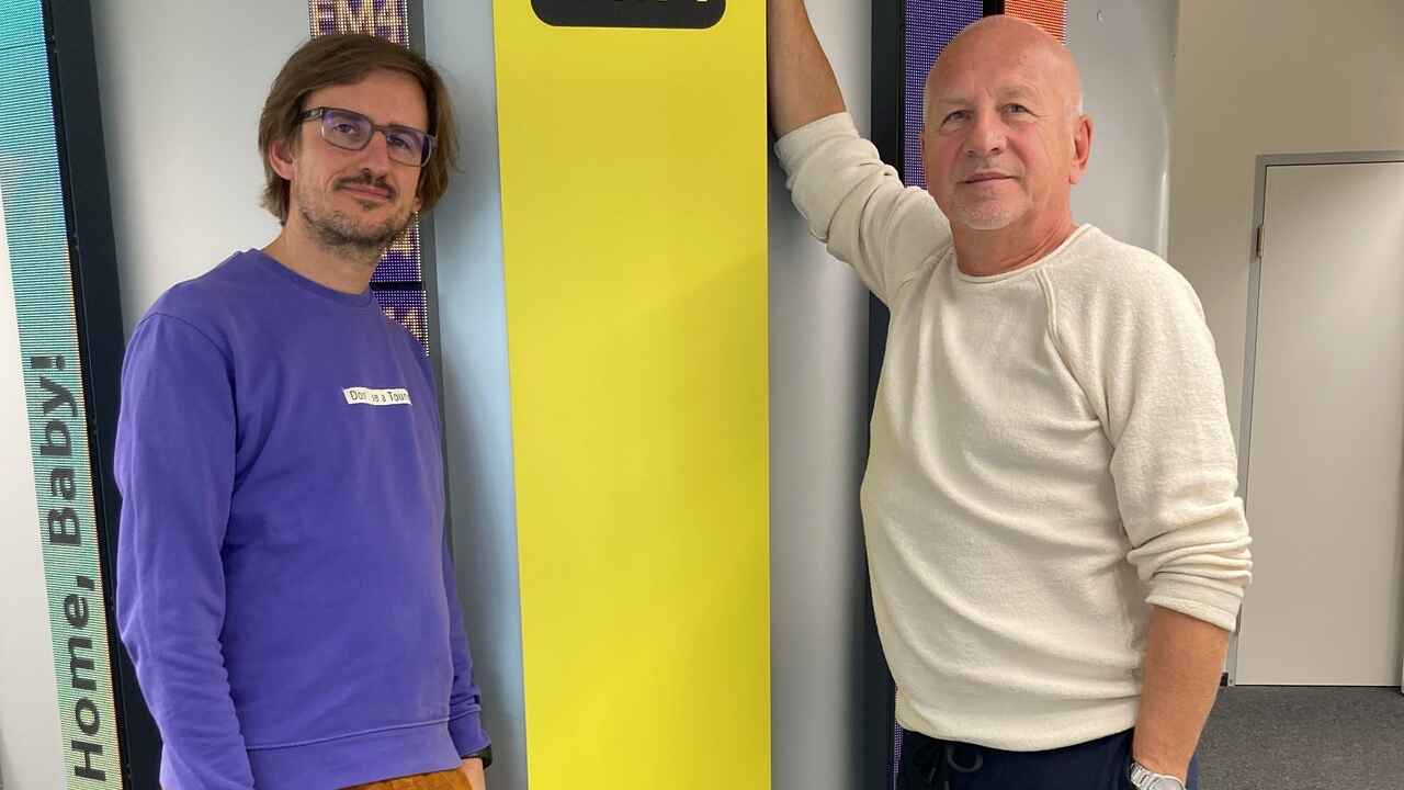Posierten gemeinsam: Der neue Leiter des österreichischen MusicTrace-Büros Christoph Gruber (links) und sein Vorgänger Andy Zahradnik.