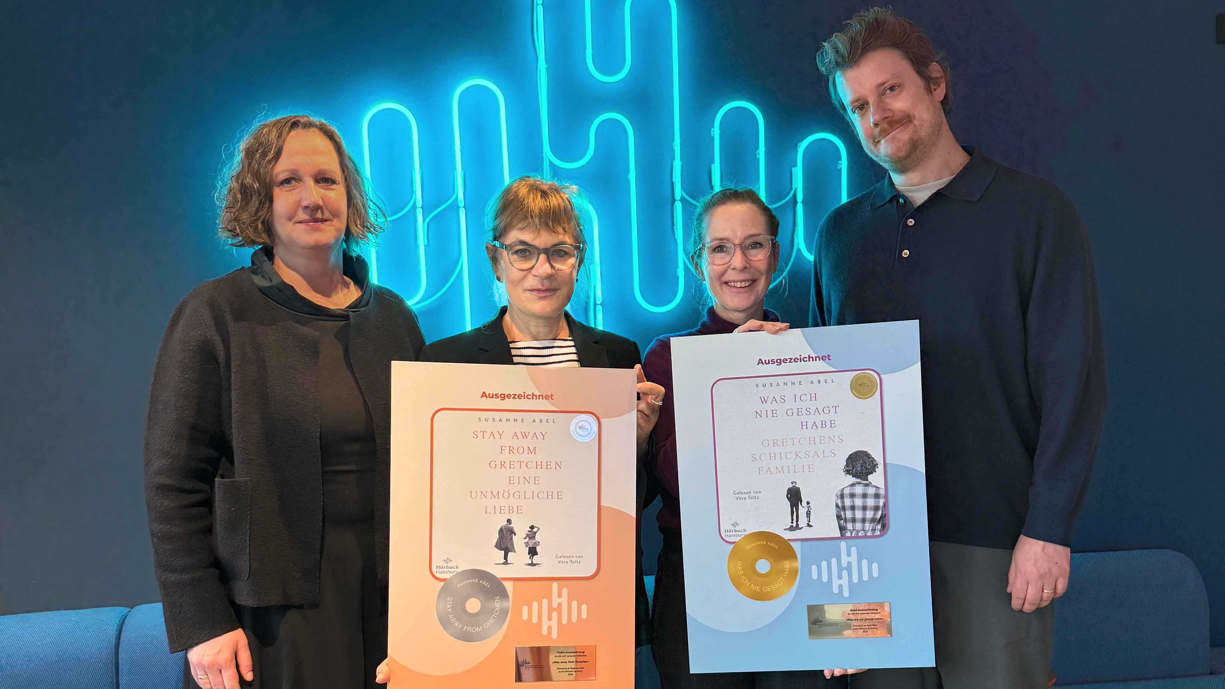 Feierten gemeinsam Gold und Platin (von links): Christin Dwertmann (Hörbuch Hamburg), Susanne Abel, Vera Teltz und Colin Hauer (Hörbuch Hamburg).