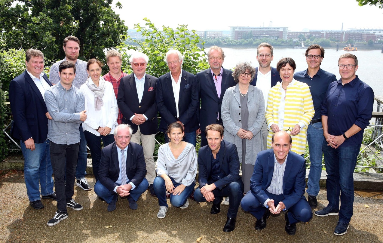Wollen künftig in einem Verband zusammen agieren (hinten, von links): Klaus Wollny (bdv), Felix Hansen (bdv), Stephan Thanscheidt (bdv), Michaela Russ (VDKD), Folkert Koopmans (VDKD), Mich...