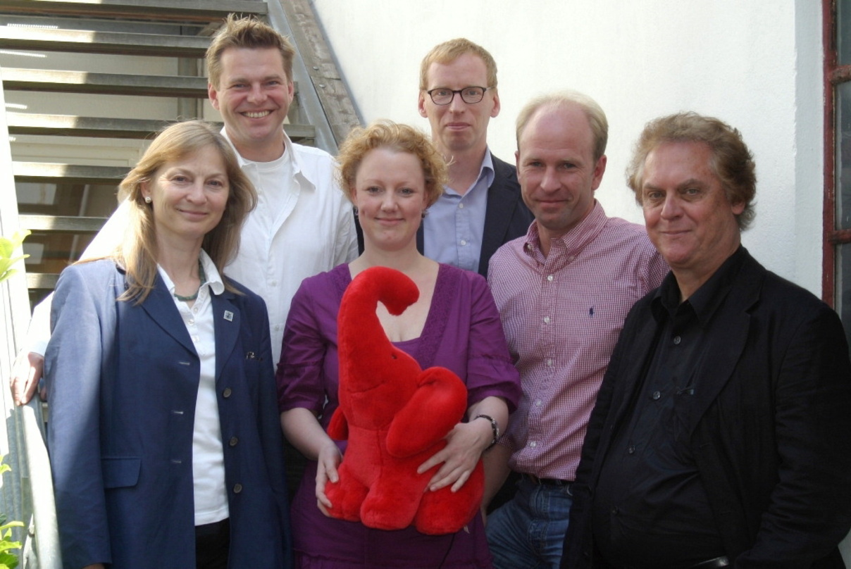 Neue Partner: Edel und Jumbo||Im Jumbo-Firmengebäude trafen sich zur Vertragsunterzeichnung: (v.l.n.r.) Gabriele Swiderski, Stefan Bürger (Labelmanager EdelKutur),Kathrin Hennemann (Vertri...