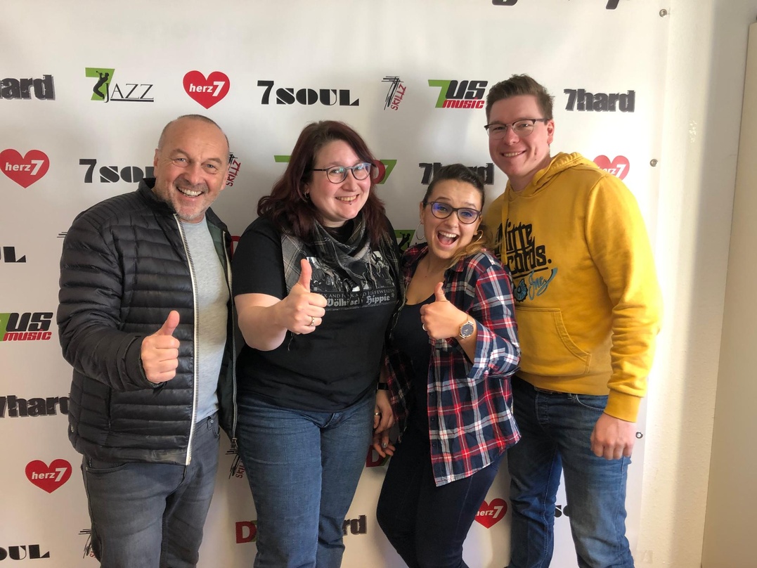 Besiegelten die Zusammenarbeit (von links): Hans Derer (CEO 7us), Miriam Angerstein (Labelmanagerin D7), Debbie Kammerer und Produzent Fabian Gruber