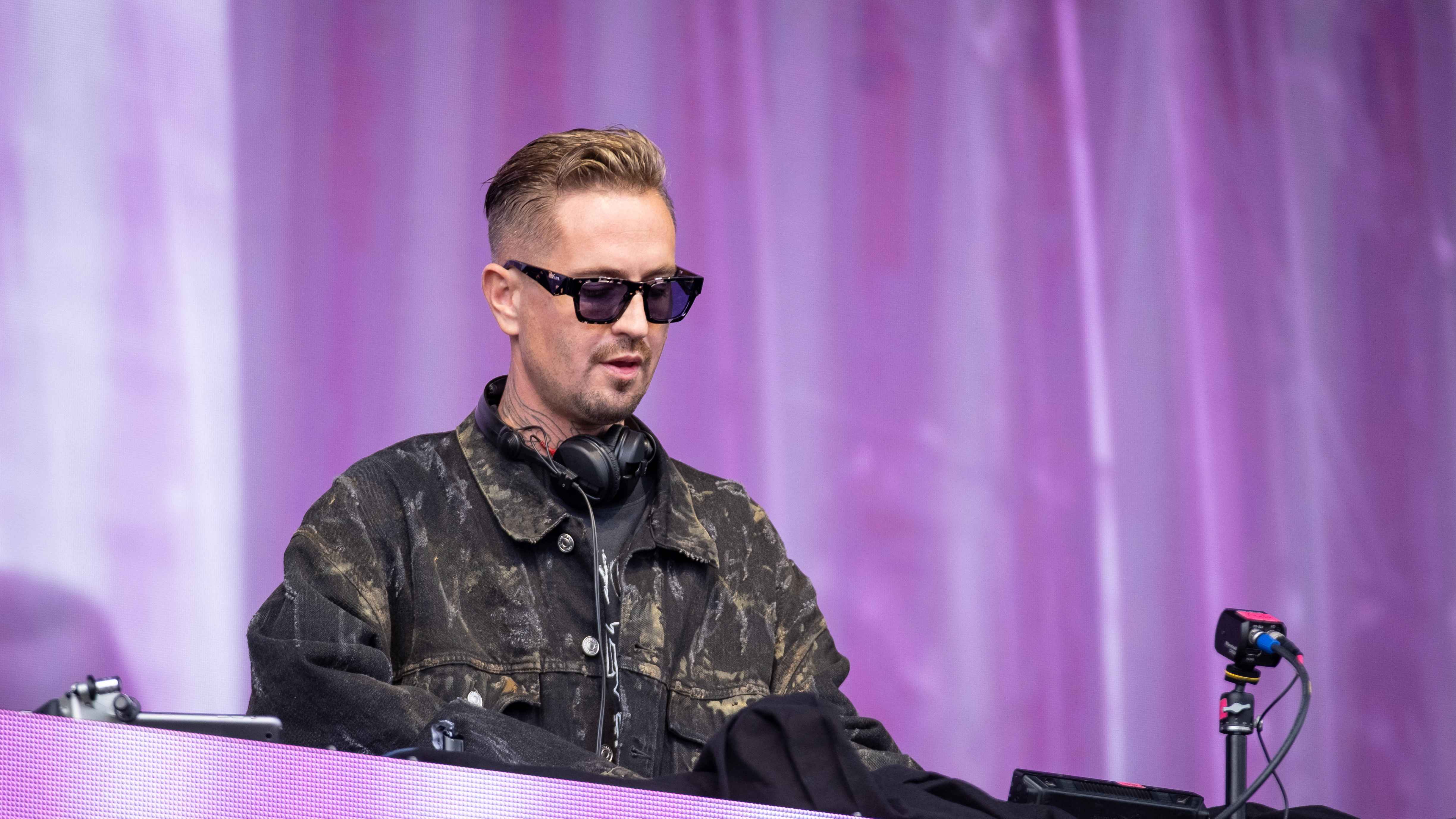 Versteckt ich meist hinter einer Sonnenbrille, auch hier bei einem Musikfestival in Norwegen: Robin Schulz.