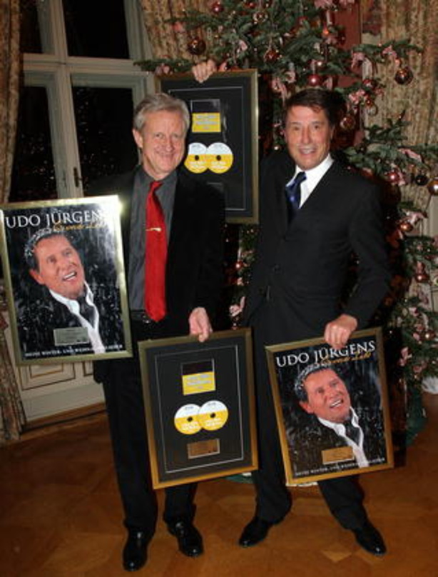 Goldene Beschehrung: Freddy Burger (FBM Group Management, l.) und Udo Jürgens