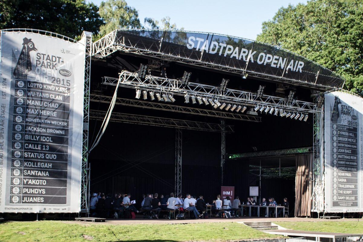 Stimmungsvolles Ambiente: die IHM-Tagung auf der Stadtpark-Bühne