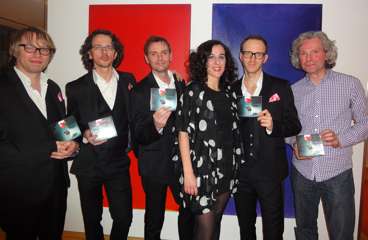 Gruppenbild mit Dame und "Nur fort"-CD (v.l.n.r.): Rainer Winch, Christian Kögel, Christoph Adams, Lisa Bassenge, Paul Kleber und Hannes Kraus