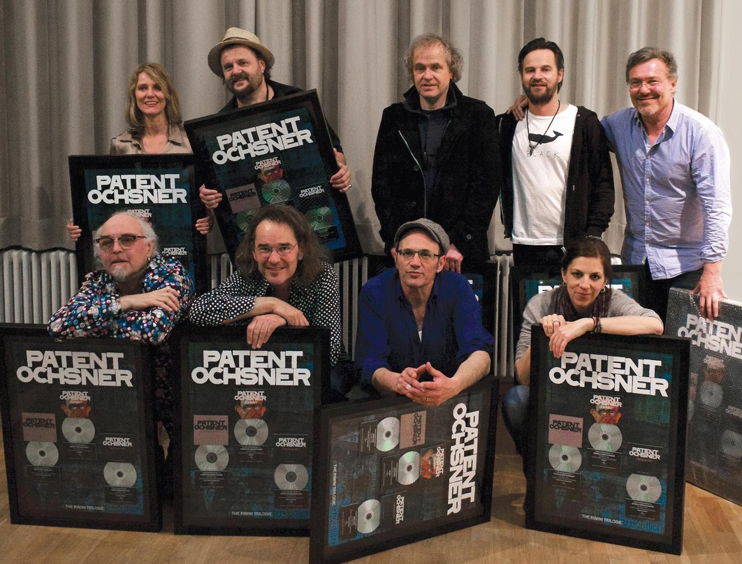 8f1e15ec2ca265ddc4b24dfa2c15aa8c8ef9c1b08bb7e5b87fb315f3593e4570 Feierten Platin in Zürich (hinten, von links): die Bandmitglieder Monic Mathys, Büne Huber, Disu Gmünder, Daniel Woodtly mit Manager Christian Siegenthaler, sowie (vorn, von links) Menk Gr...