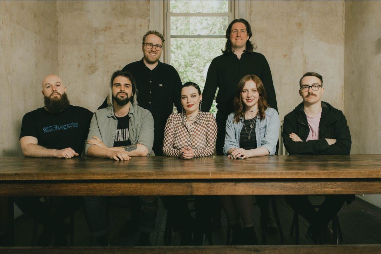 Neue Partner (hinten von links): Daniel Chamravi (Geschäftsführer Wild Thing Music Group) und Eli Chamravi (Gründungsdirektor Wild Thing Music Group), (vorn) die Band Future Static