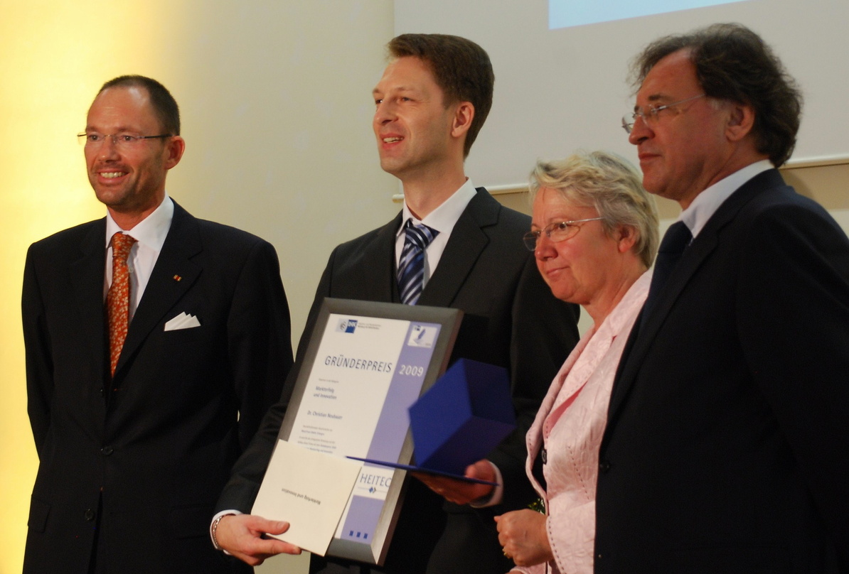 Bei der Preisverleihung (v.l.n.r.): Prof. Dr. Klaus L. Wübbenhorst (Präsident der IHK Nürnberg für Mittelfranken), Dr. Christian Neubauer (MusicTrace), Prof. Dr. Annette Schavan (Bundesmin...