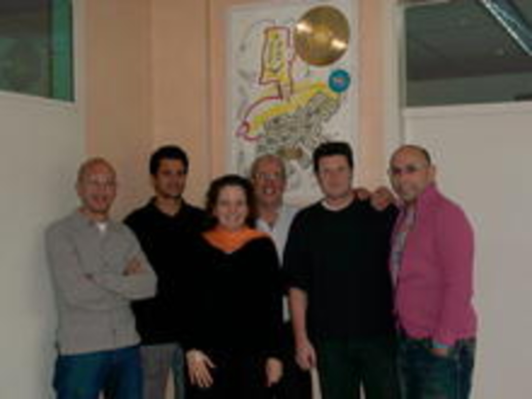 Partner (v.l.n.r.): Kurt Erping, Pink-Teddy-Anwalt Stefan Mucha (Kanzlei Zimmermann & Decker, Hamburg), Britta Freitag, Chris Georgi, Siggi Brandt und Manfred Schütz