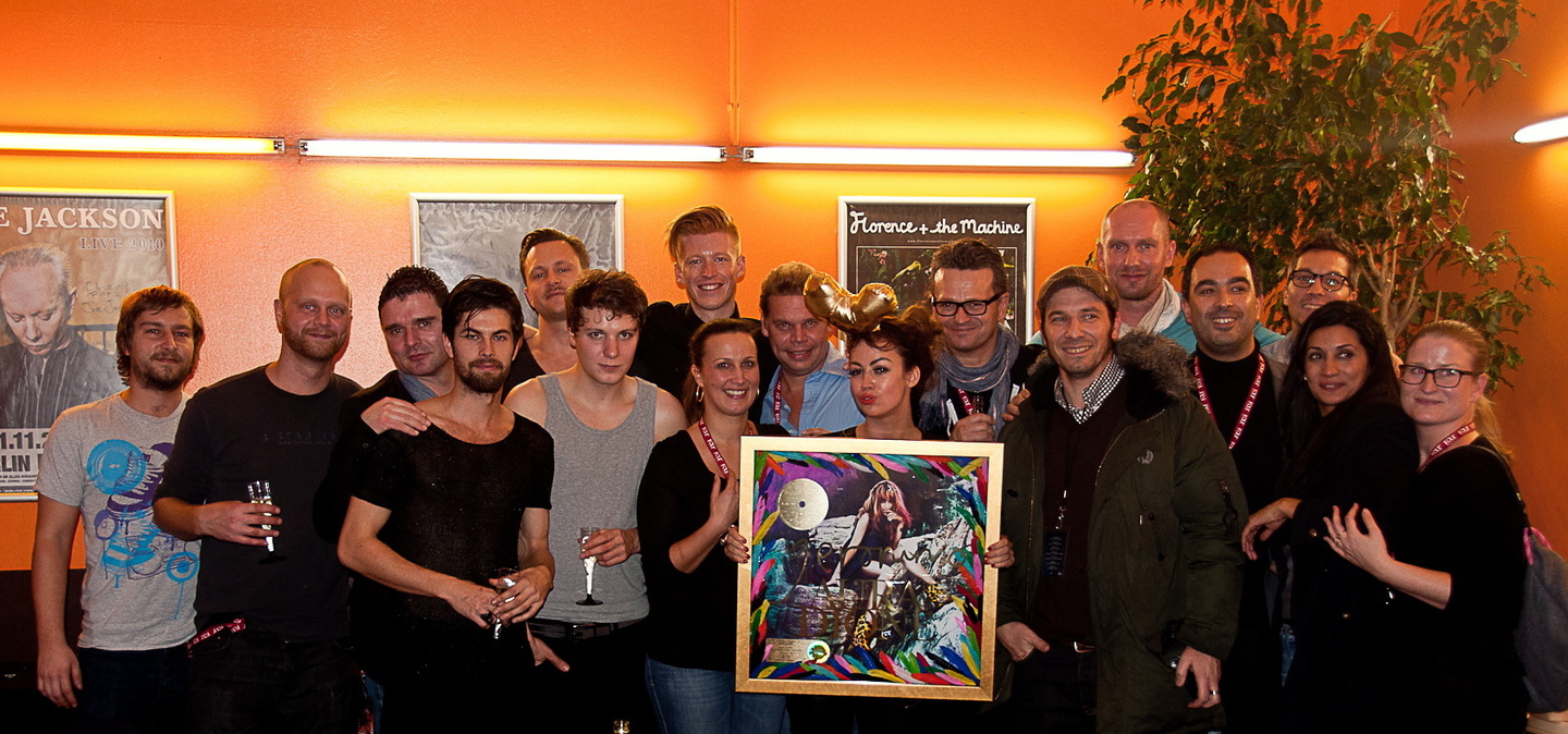 Bei der Gold-Verleihung (v.l.n.r.): Stephan Henkel (Four Artists Booking), Jonas Rendbo (Aura Dione), Sascha Porchaska (KoolManagement), Rasmus Jensen, Peter Buch, Moritz Müller, Tobias St...