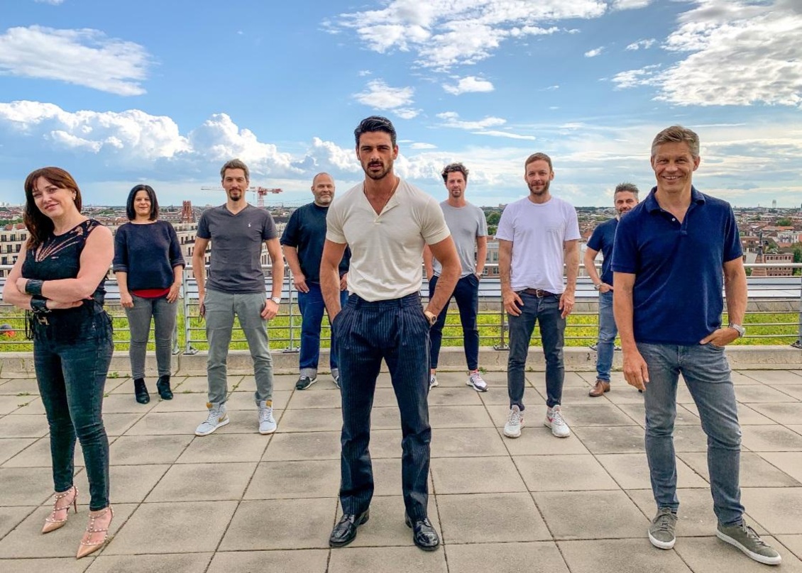 Im Headquarter von Universal Music (von links): Clotilde Zomparelli (Management Michele Morrone), Nora Otto, Frank Engel, Ulf Zick (alle Universal) und Michele Morrone mit Max Paproth, Fri...
