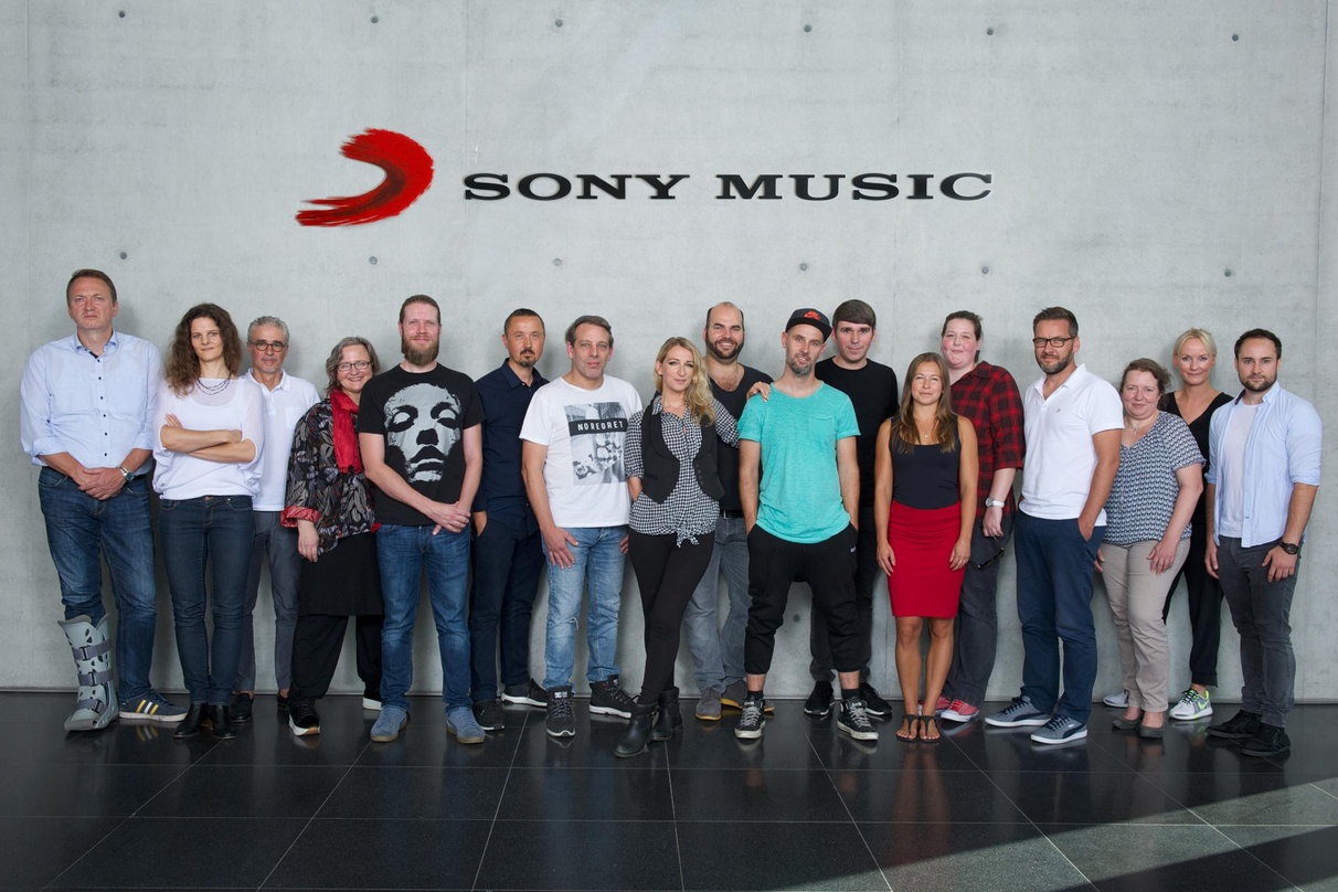 Feiern das Jubiläum der Guano Apes (von links): Markus Hartmann (Geschäftsführer Celsius Management), Stephanie Baudler (Celsius Management), Willy Ehmann (SVP Frontline Domestic GSA), Reg...