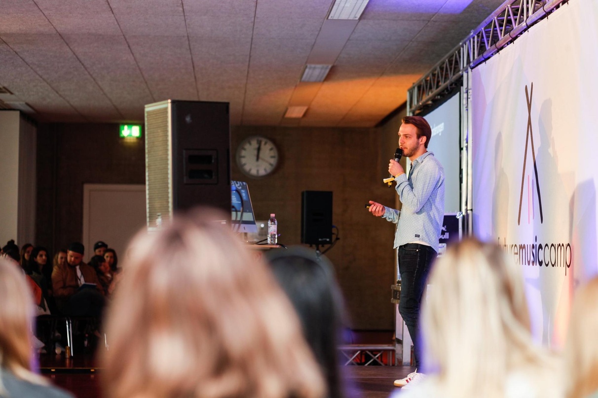 Setzte Onlinemarketing in den Fokus seiner Keynote: Marcel Helfmann von Sony Music beim Future Music Camp 2018