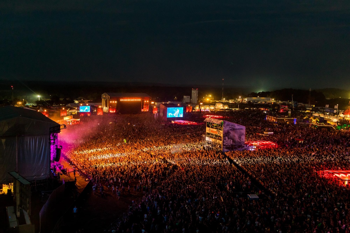 Gehört zu den deutschen Großfestivals: das Deichbrand, hier eine Nachtimpression aus dem Jahr 2018