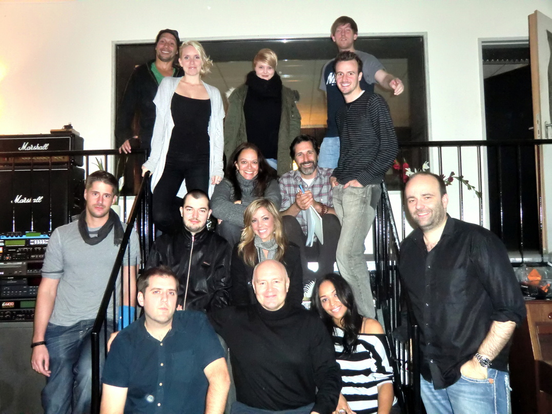 Nahmen am BMG Songwriter Camp teil (hinten, v.l.n.r.) Tony Cornelissen, Viktoria Hansen, Kit Hain, Sina Wahnschaffe, Greg Becker, Sebastian Kirchner und Paddy Dalton sowie (mittlere Reihe,...