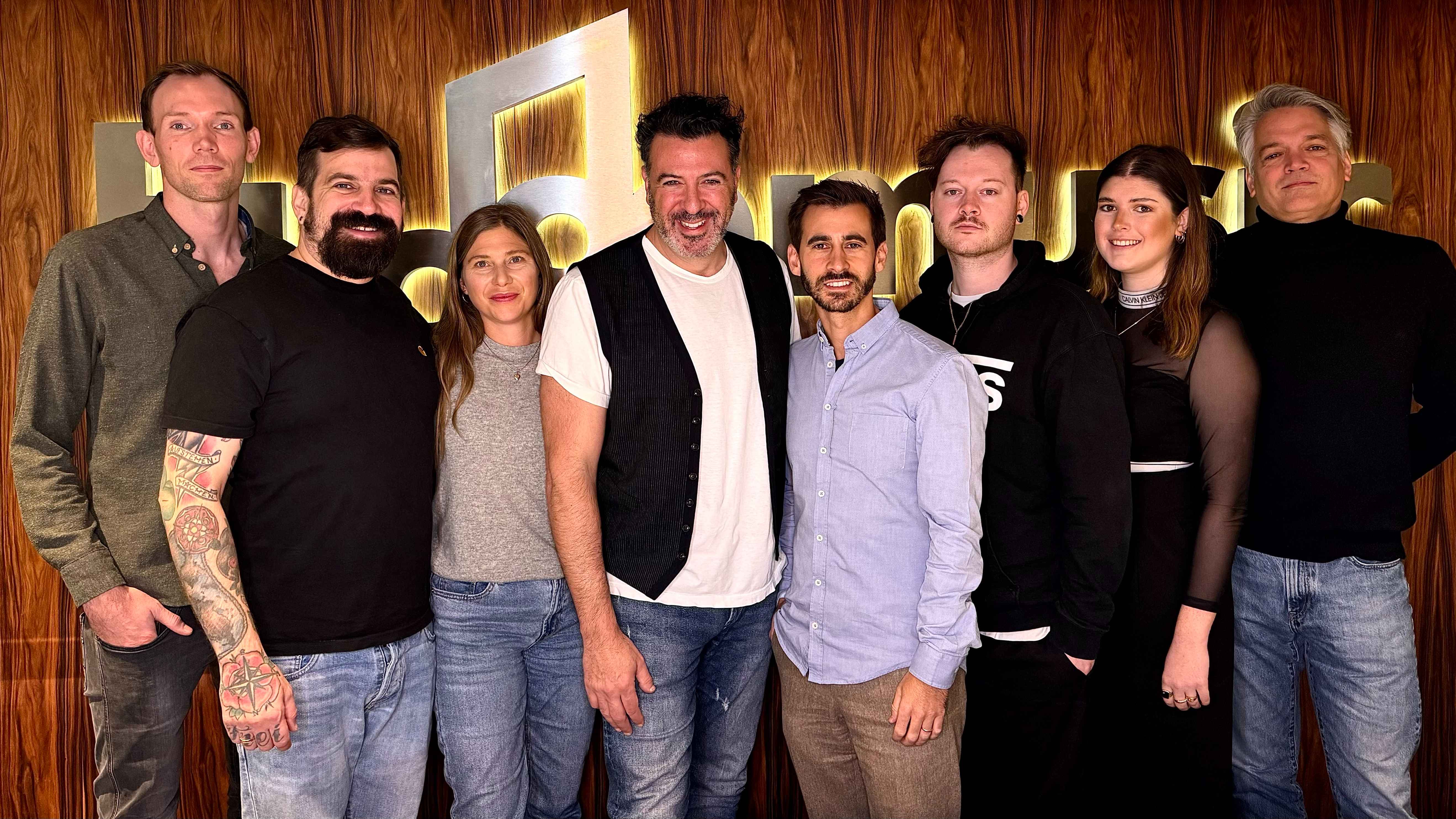 8fd931f0 7328 4137 a8d4 1bdd02443a74 Ziehen an einem Strang (von links): Ole Wachsmuth (Business Affairs Manager), Jan-Simon Wolff (Head Of A&R), Selina Paetz (VP Global Services & Partner Relations, alle Budde Music), Billy ...