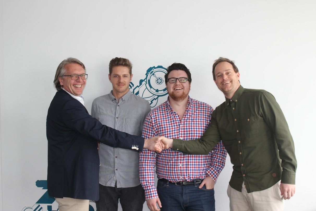 Beim Vertragsabschluss im finetunes-Büro (von links): Kai Drößler, Martin Tilschner, Lennart Kosakowski und Oke Göttlich