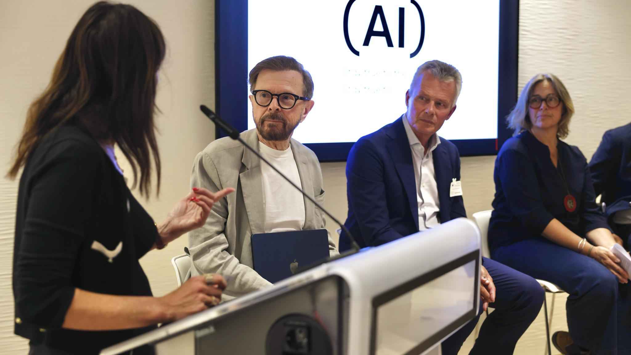 Trafen sich im EU-Parlament (von links): Björn Ulvaeus (President CISAC), Christian van Thillo (DPG Media) und Anne-Sylvie Bameule (Actes Sud).